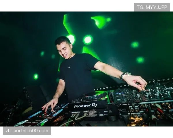 技术台花絮：现场DJ播放《世上只有妈妈好》为客队球员庆生